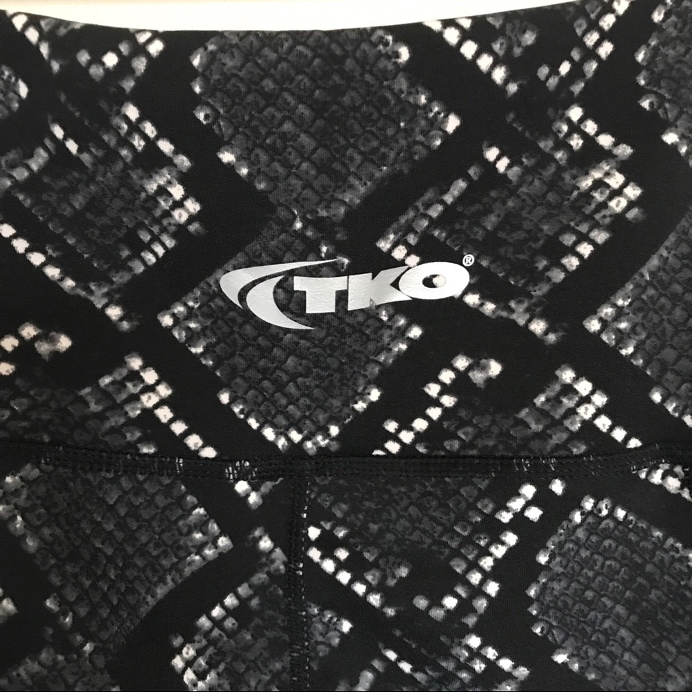 TKO Black/Gray Snake Print Capri Leggings Size Large NEW Compression Activewear - Picture 5 of 12